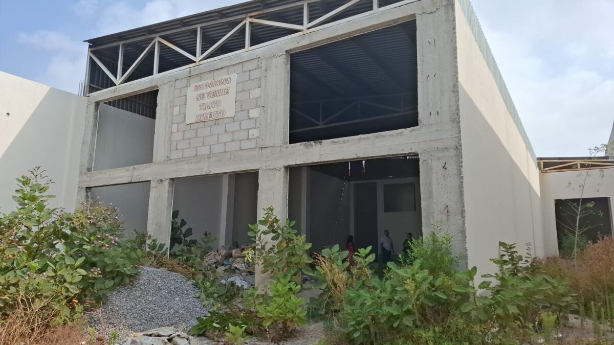 Bodega en la 25 oriente, frente al parque España, en obra negra con estructura metálica en óptimas condiciones